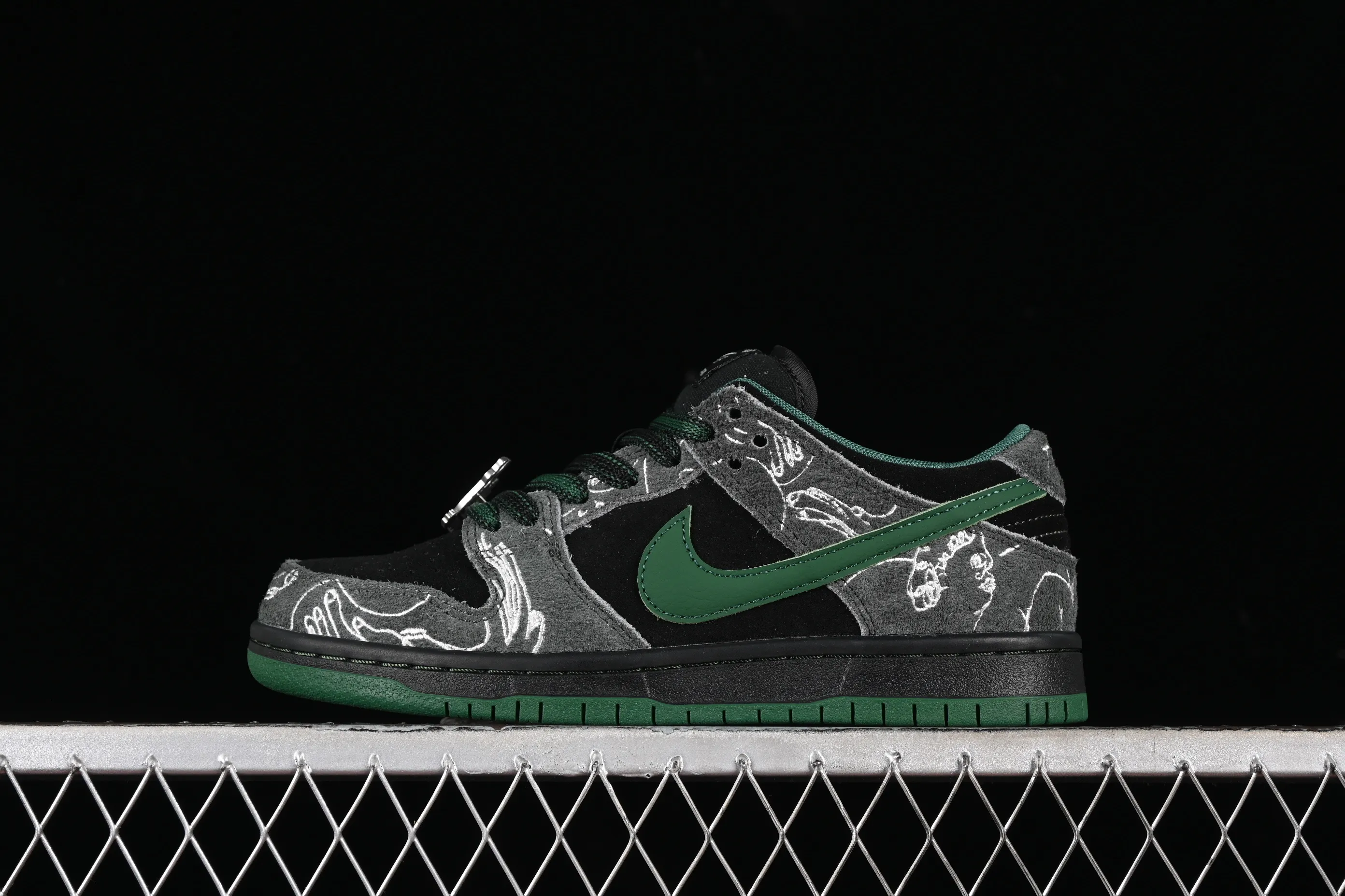 All Categories Nk SB Dunk Series Nk SB Dunk Low Low-top Sneakers C Version There Skateboards x Nk SB Dunk Low Graffiti Art Style Joint Model SB Low-top Casual Sneakers HF7743-001
